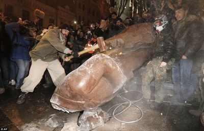 Ukraine, protestuesit rrëzjonë bustin e Leninit. Vitali Klitschko rrezikon burgun