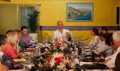 Cfarë ndodh pas dyerve të mbyllura?