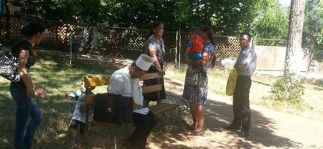 Burrel, azilkërkuesit ''këndohen'' tek Hoxha para nisjes për gjermani