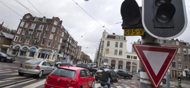 Holanda do të ndalojë makinat me naftë dhe benzinë 