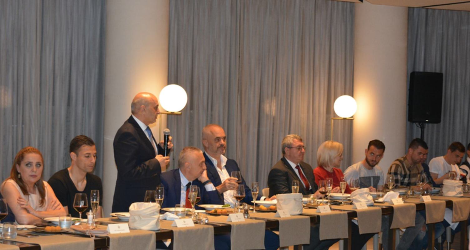 Darka për Kombëtaren, Rama pëshëndet në Italisht, Nikolla flet për...vajzën