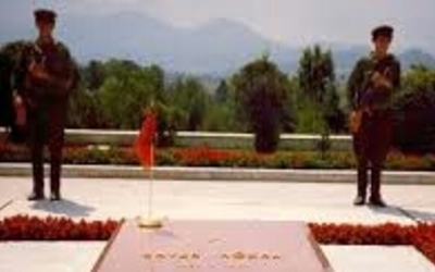 Dëshmia e ish-ushtarit: Çfarë ndodhte natën tek varri i Enver Hoxhës 