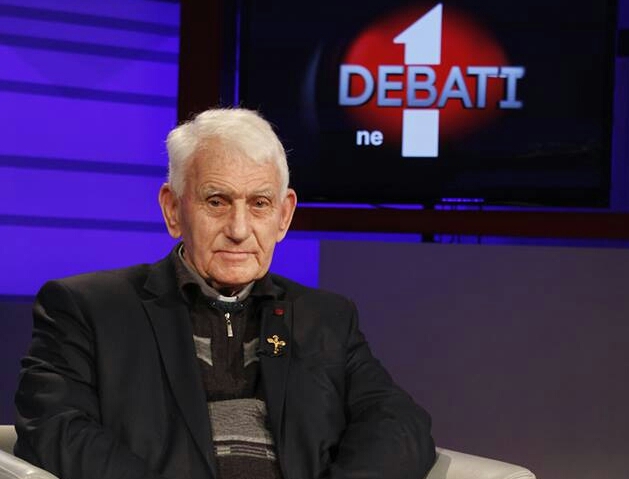 Rrëfimi i Ernest Troshanit: Si më spiunoi me përgjues miku i familjes