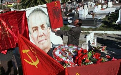 Kur zhvarrosej Enver Hoxha, trupi i padekompozuar (Kujdes, pamje të rënda)