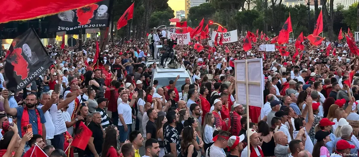 Protesta e studentëve mbron Shqipërinë: Dhunë barbare policore, gaz lotsjellës dhe qindra arrestime politike për të mbytur zërin e rinisë