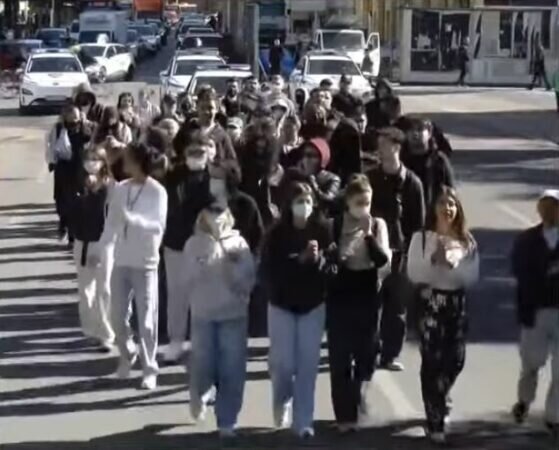 Dita e 5 e revoltës në Shqipëri: Studentët e Mjekësisë marshojnë drejt Ministrisë së Arsimit