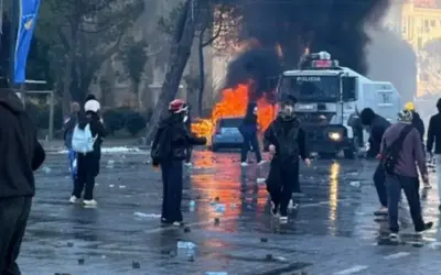 Bulevardi në flakë: Dita e pestë e protestës në Tiranë kthehet në arenë lufte mes të rinjve dhe policisë