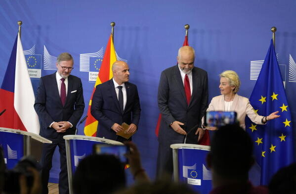 Miti i liderit "të pazëvendësueshëm": Pse Evropa vlerëson dorëheqjen demokratike dhe jo kapjen e shtetit