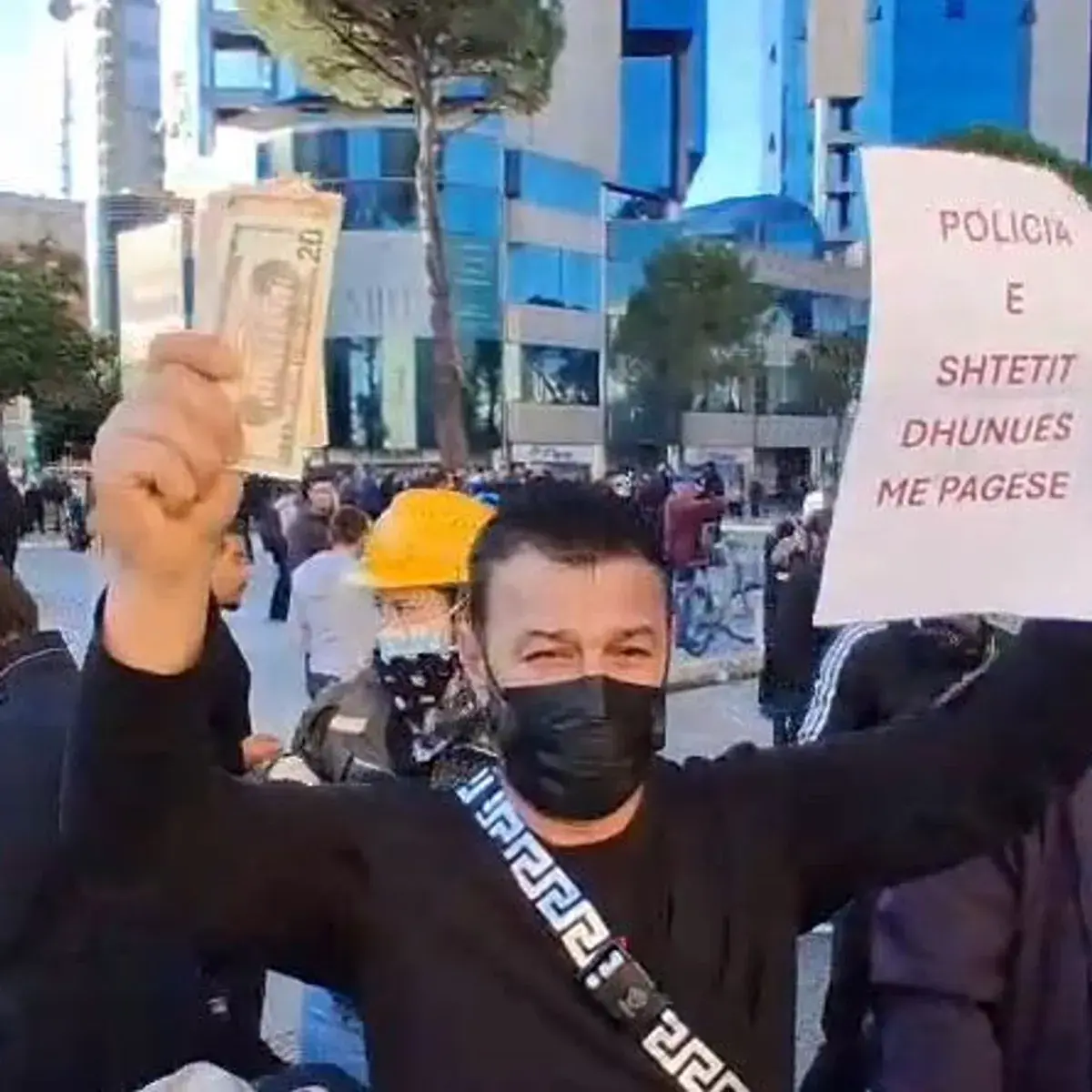 "Merrni lekët se u shitët": Qytetari hedh dollarë fals mbi policët para Kryeministrisë