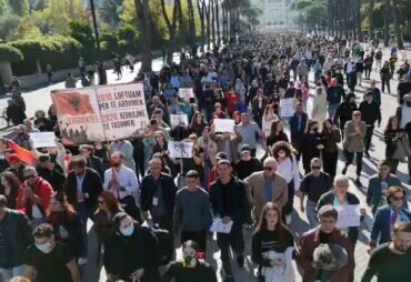 Marshimi masiv i pedagogëve në Tiranë: "Pa dorëheqjen e Ramës nuk ndalojmë!"