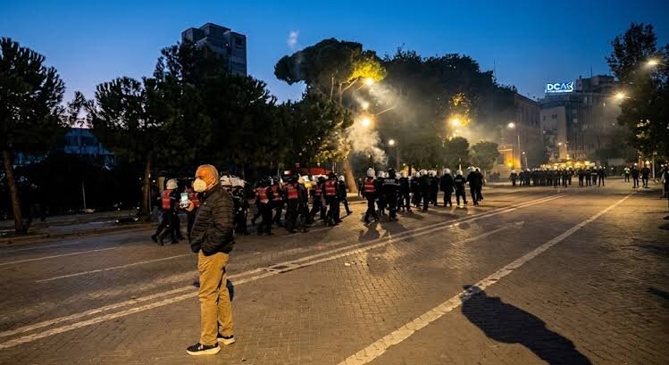 "Dorëheqje, dorëheqje"/ Kryeqyteti në marshim masiv, studentët dhe qytetarët refuzojnë dialogun me Edi Ramën