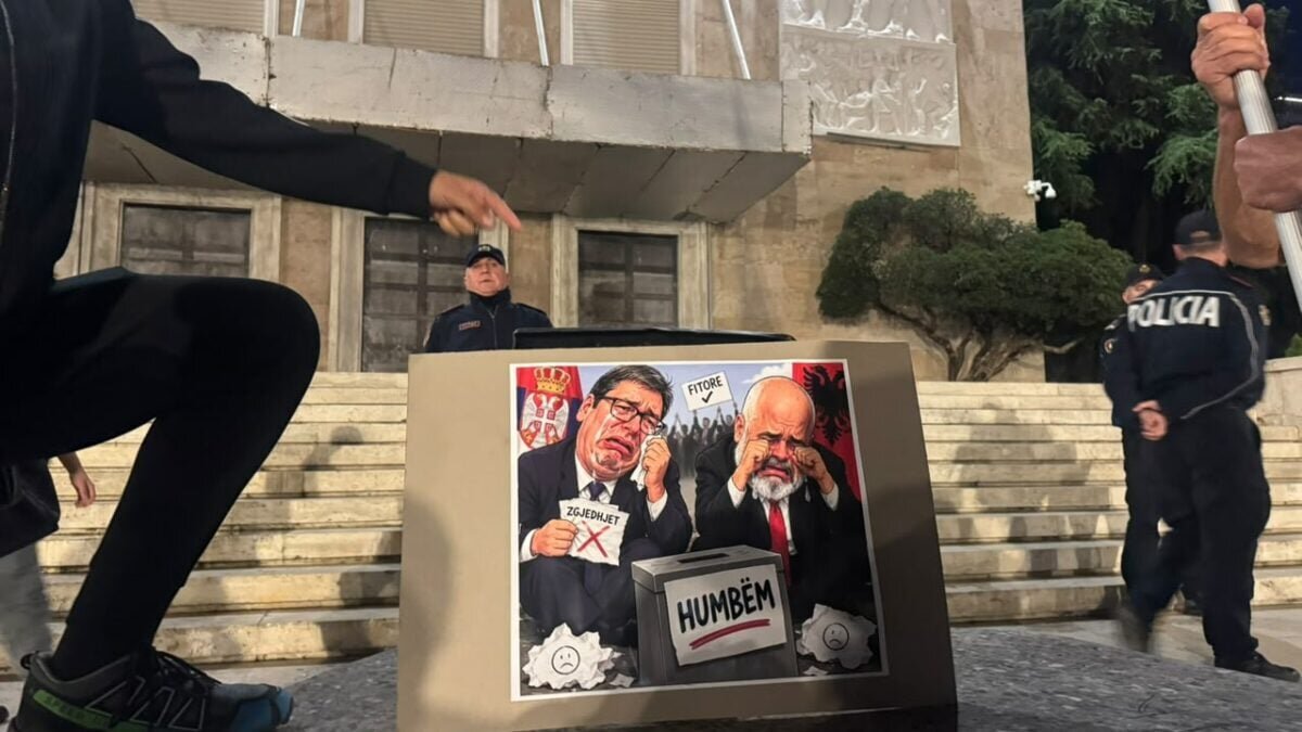 Dita e 14-të, protestuesit marshojnë paqësisht, i bashkohen edhe pedagogët